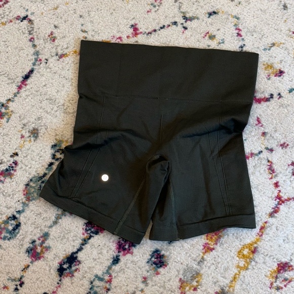 Lululemon Shorts Size 4 - Picture 2 of 3